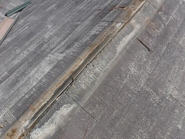 桟木を撤去した棟の跡